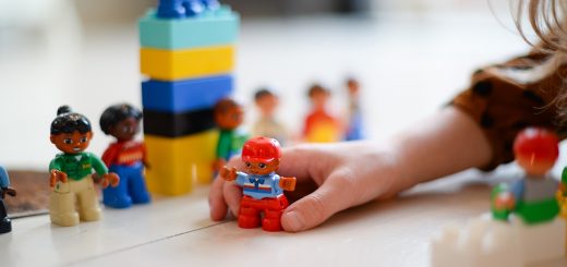 kind-beim-spielen-beaufsichtigen